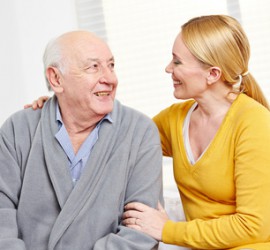 Frau und alter Mann im Seniorenheim lächeln